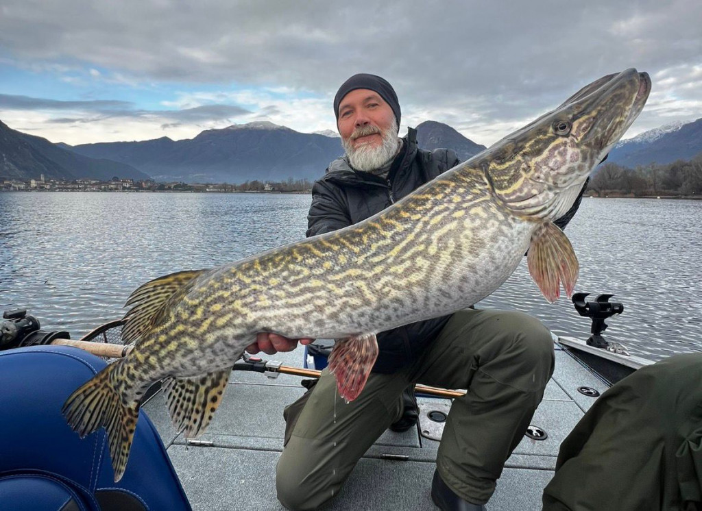 Roofmeister INSIDE: 1,22 en 15 kilo Esox, doublet grote baars & de Italiaanse 143 cm!