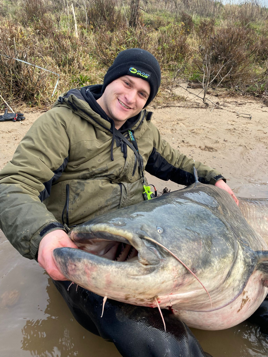 Mega meerval van 2,30 meter laat Thijs alle hoeken van de plas zien!