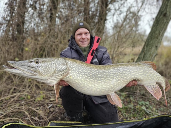 Roofmeister INSIDE: Metersnoekbaarzen, dochtertje vangt snoek van 121 cm en Streetfishing Rotterdam