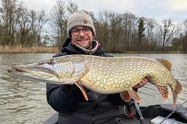 Roofmeister INSIDE: Two tone metersnoek en 80’er snoekbaars op een parkwater & platte vangsten?