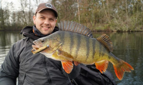 ***VIDEO*** Zo vang je MEGABAARS vanuit de bellyboat – Nick Landman