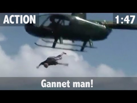 Man springt uit helikopter op marlijn