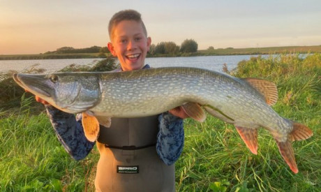 Noah vangt dikke rivierbuffel op te testen Sportex hengel