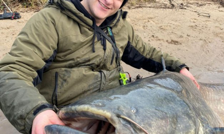 Mega meerval van 2,30 meter laat Thijs alle hoeken van de plas zien!